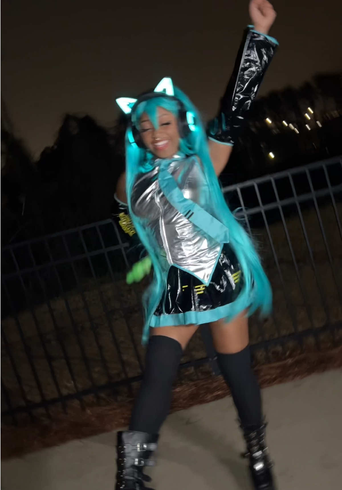 Never putting down this leek 🙏🏽😭  #mikuhatsune #hatsunemiku #mikuhatsunecosplay #hatsunemikucosplay #miku #foryoupage 