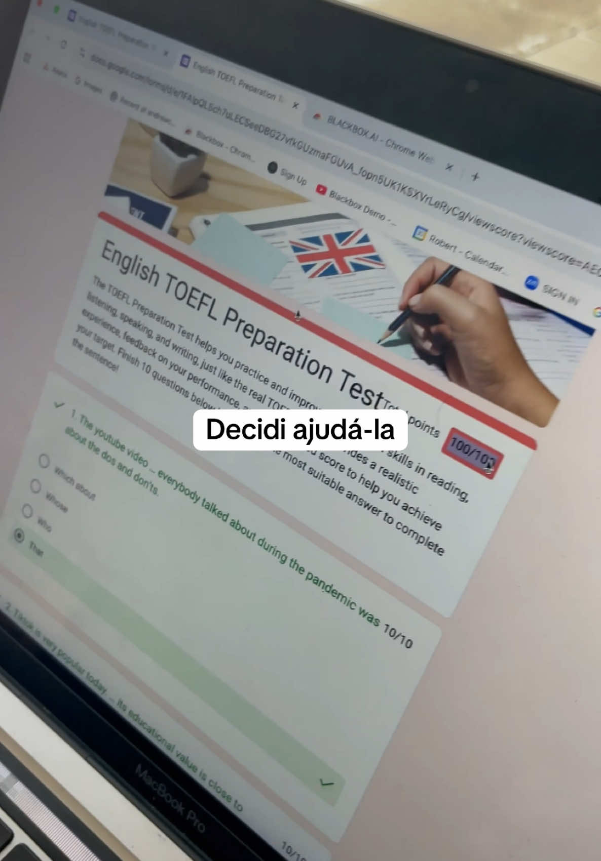 Depois do vídeo que eu postei, vi outra amiga minha fazendo essa prova, mas dessa vez eu sabia ajudar, obrigada colega 🤭🤭 #toefl #prova #ia #blackbox #faculdade #ingles #curriculo 