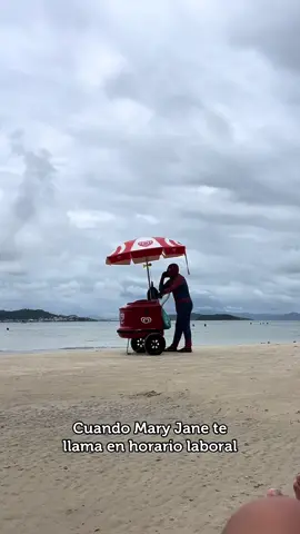 Tá tranquila lá delincuencia que el hombre araña ta haciendo unos pesos na praia, encima lo llama Mary Jane para saber dónde anda 😂😂  #florianopolis #floripa #fyp #brasil #brasil #praia #temporada #ferias #spiderman #homemaranha 