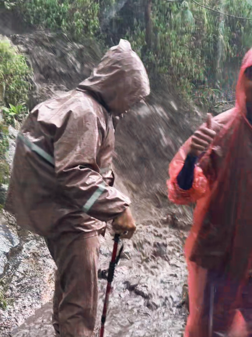 26 januari sumbing via garung banjir,mendadak jadi tim penolong hahaha @𝓓𝓐  @rin anak sigma #sumbingviagarung #hujan🌧️ 