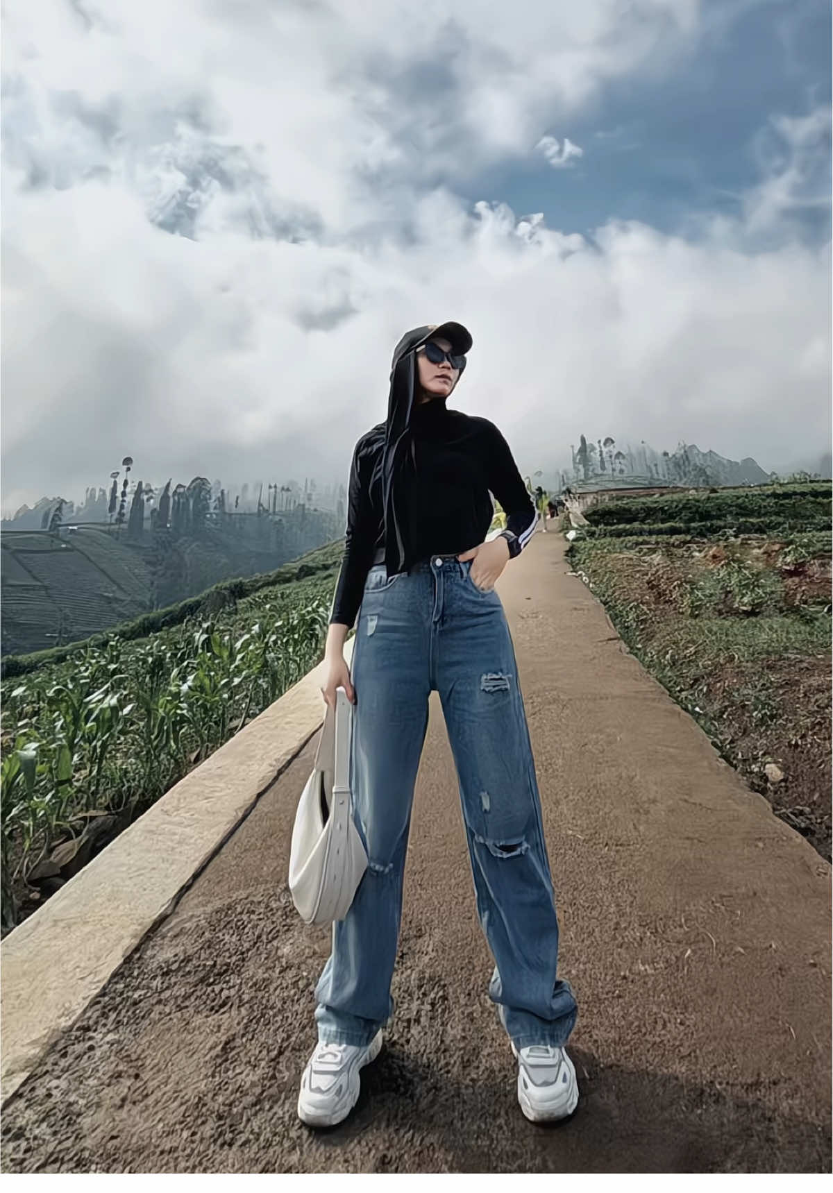 Jeans sobek keren abisss 🔥 #vierlinjeans #jeans #jeanshighwaist #OOTD #ootdfashion #ootdhijabstyle #skena 