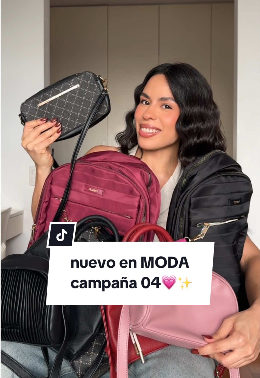 WOW todo lo nuevo en moda de la campaña 04😍💗 amamos los bolsos, mochilas y portatodos que nos muestra @Lucía Ricalde 💫 que pensamos de estos colores en tendencia?? Consíguelo con tu consultora favorita o en Cyzone.com 🏃‍♀️🛍️ #moda #outfits #bolsos #carteras #portatodo #modafemenina #modaaesthetich de #modamujer #accesorios #complementos #mochilas #cyzone #trendy #moda2024 #cyzone #cyzonelover #campaña04 