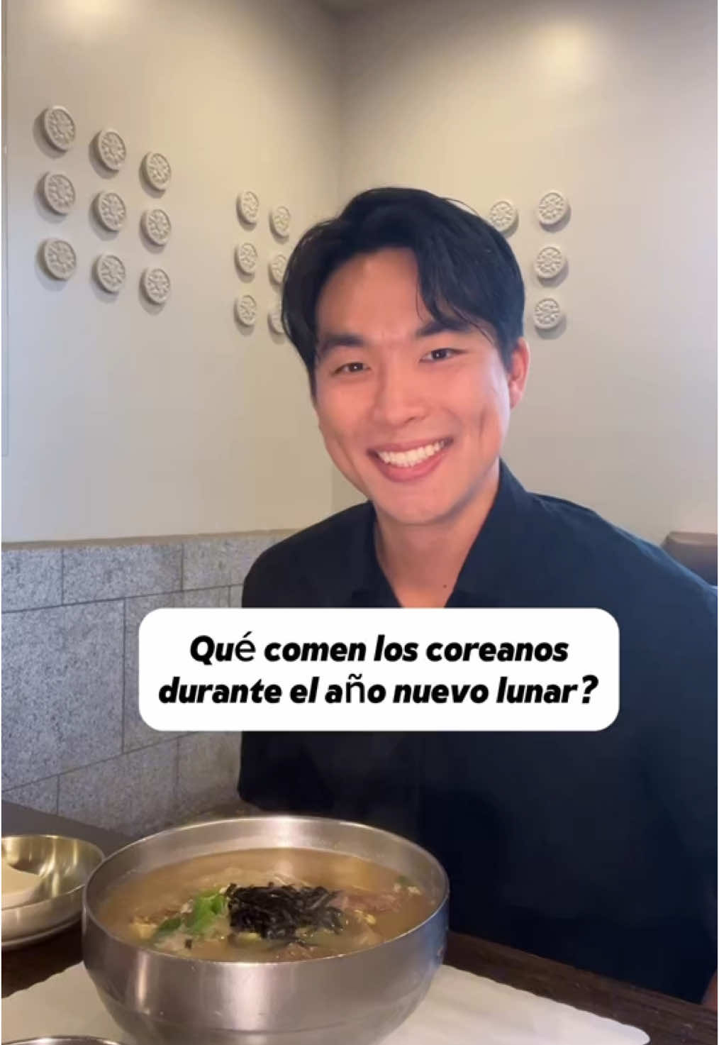 Se viene 설날 (seollal), el año nuevo lunar! Ya comieron su 떡국 (tteokguk)? 여러분 새해 복 많이 받으세요!  #새해복많이받으세요 #설날 #스페인어 #떡구 #떡만두국 #lunarnewyear #añonuevolunar #tteok #tteokguk #culturacoreana #comidacoreana 