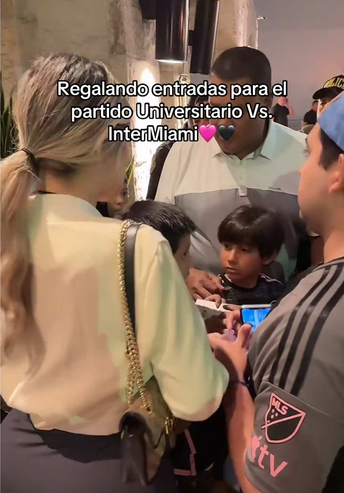 Estamos muy felices de poder alegrarle el día a los niños y cumplir su sueño de ver a su ídolo 🩷🐐  Que hermoso es saber que el CEO de  @Sound Music Entertainment tiene un gran corazón! @Andre Prada Whiltimbury 🐺⚡️  #messi #peru #uvsintermiami #intermiami 