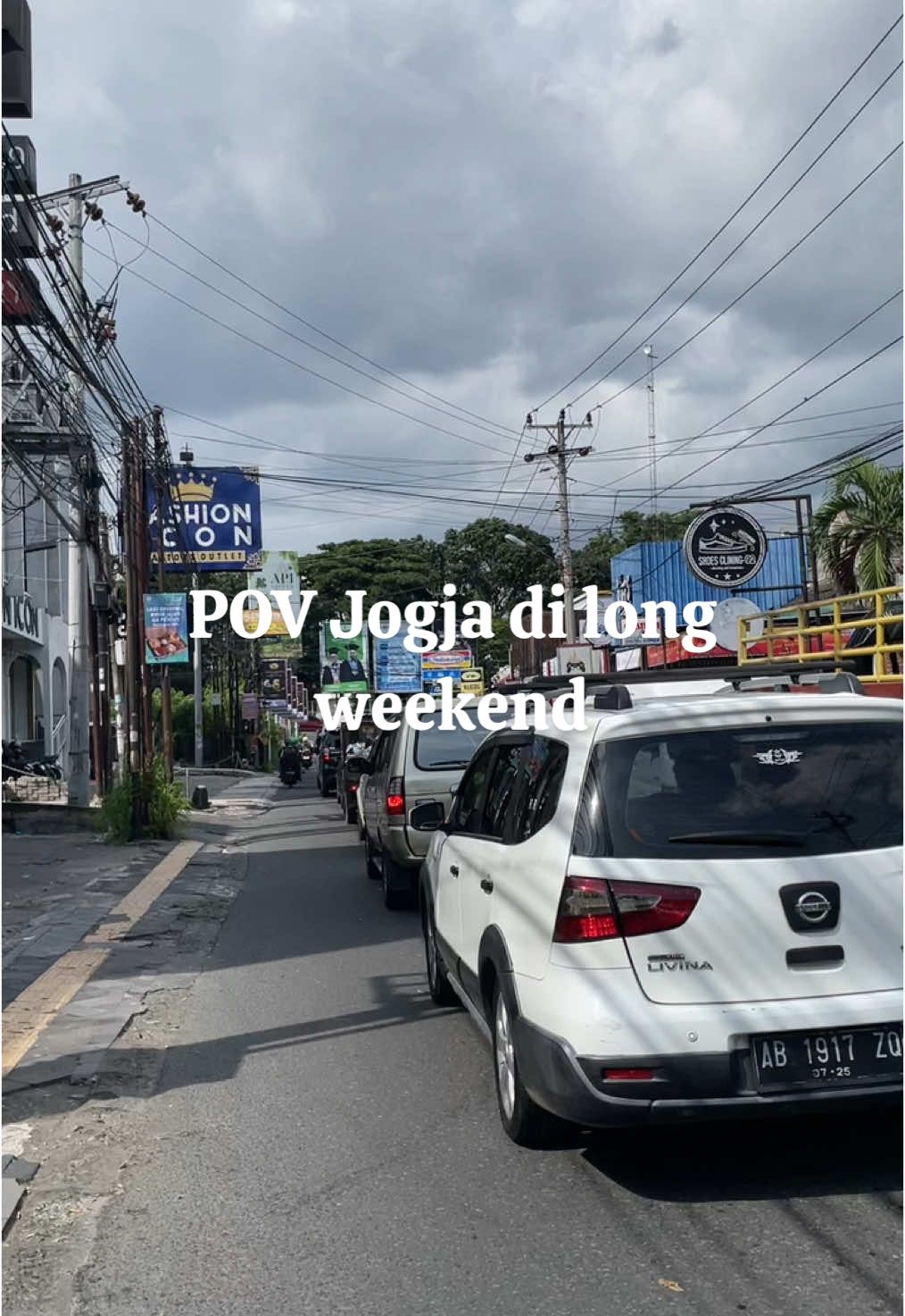 Macet saat long weekend dari arah Seturan menuju ke lampu merah perempatan UPN Concat. Pada pulang gak kalian semua??? 😭 #jogja #jogjamacet #jogjalongweekend #longweekend #yogyakarta #sleman #macet #condongcatur 