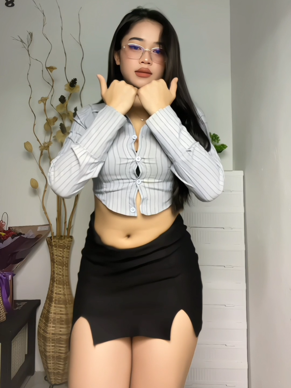 Goyang Viral #asya #goyangpinggang #fyp #trendtiktok #viralvideo #viral  #gemoy #goyangmamamuda #manispedesngegigit #fypage #cantik #lewatberanda 
