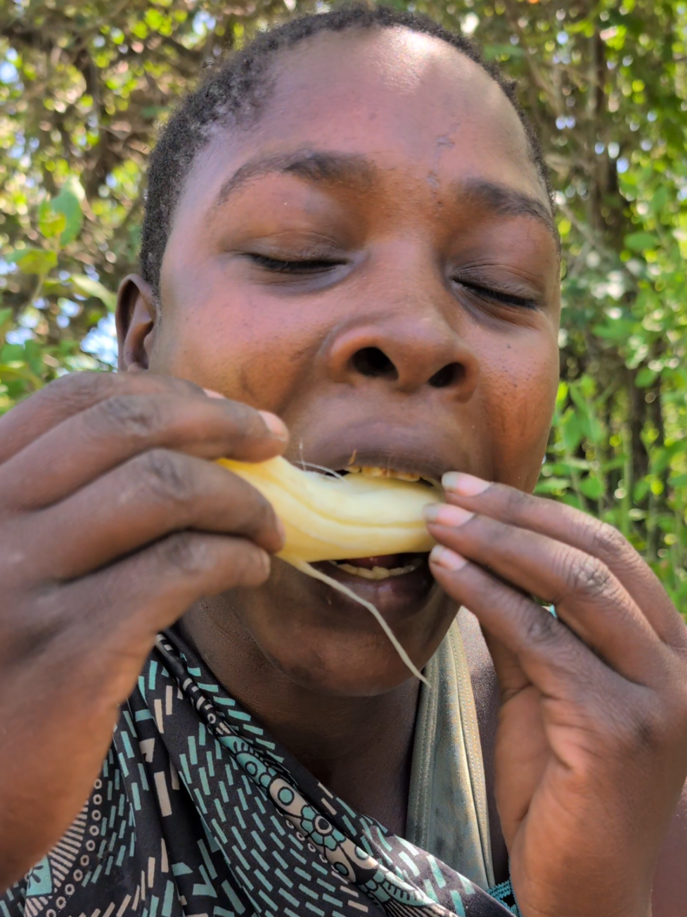 wow,, it's beautiful girls 😍😍😊 bush eating root's food, so Amazing enjoy life of jungle#traditional #Africa #culture