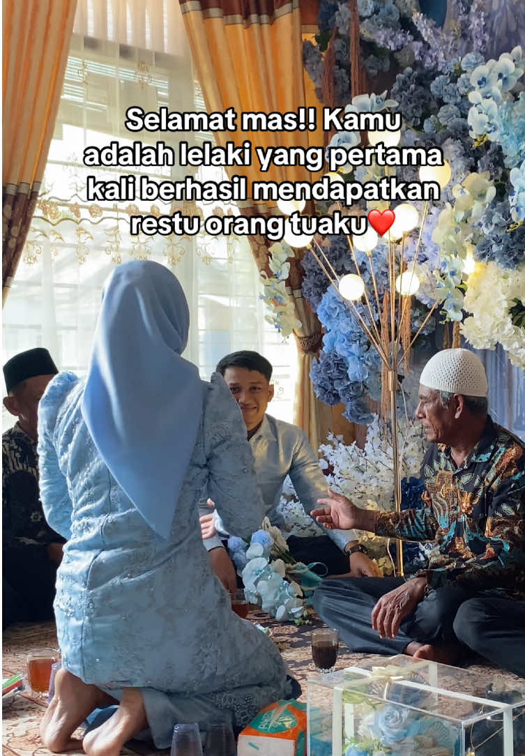 Di endingnya pakde said “lah calonnya gak disalimin?” dan coba liat sampai ending ges🤭 #bismillah #masyaallahtabarakkallah #fyp #engegment #lamaranmoment #lamaran #happyengagement @DUNIANGGI 