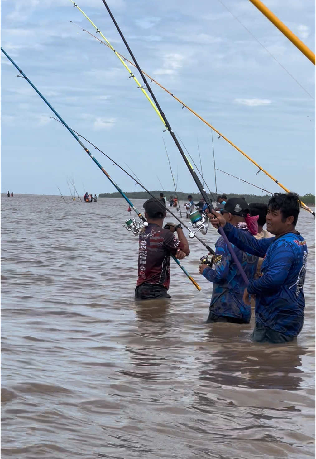 kawan semua joran panjang ..  HAHAH #surfcasting🎣 #batulaut #mancingpantai #libas 