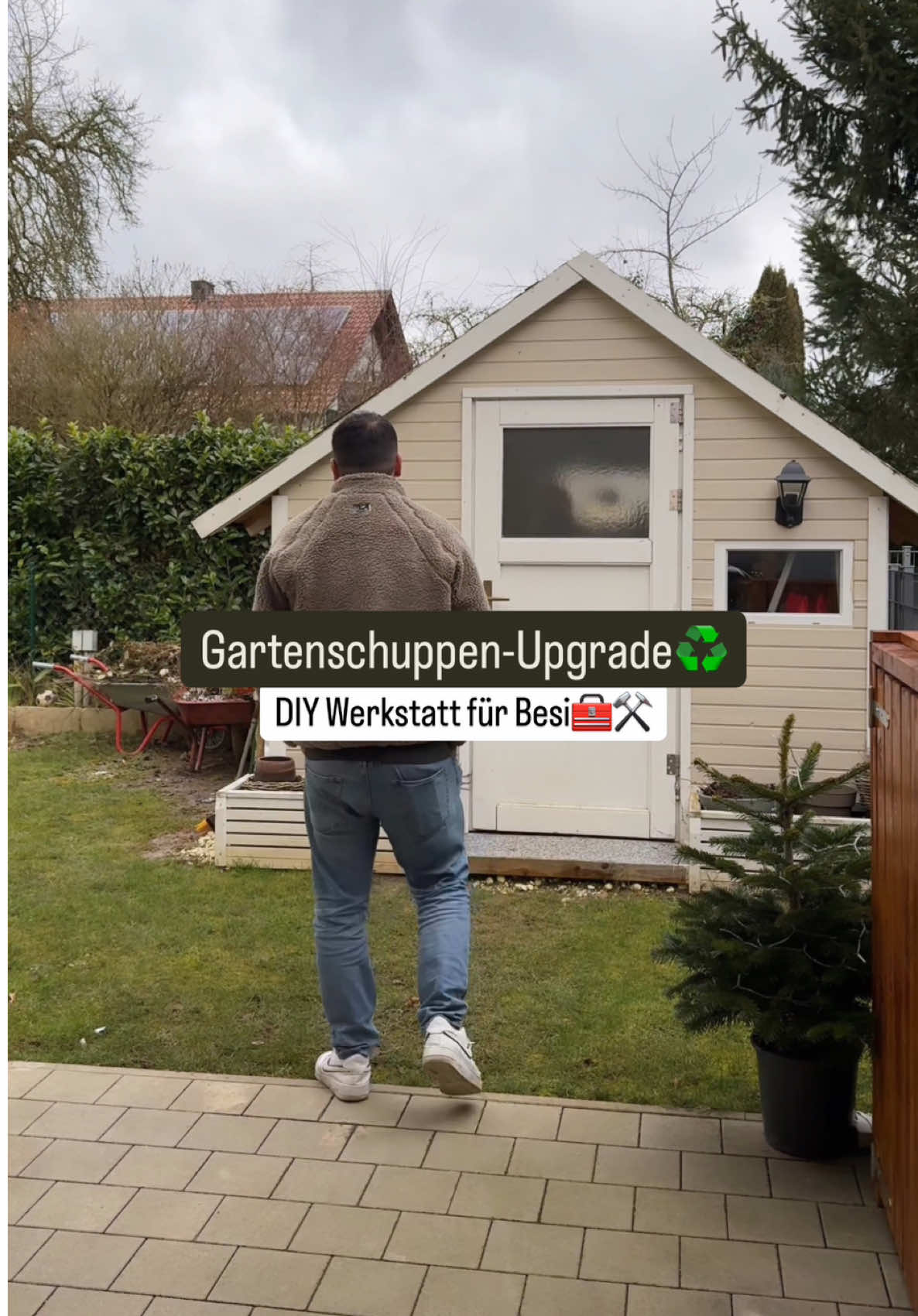 Schon seit Jahren sage ich zu Besi: „Eigentlich brauchst du eine kleine Gartenwerkstatt.“ Denn seien wir mal ehrlich – dieser Schuppen war immer viel zu klein für das, was er da drin alles unterbringen wollte. Aber für ihn? „Ach nee, das passt schon.“ Bis ich ihn endlich dazu gebracht habe, die Fläche zu erweitern. Ich dachte mir: Super, er sieht es ein! Aber wie er es dann angegangen ist? Ja… das war dann wieder ganz Besi. Anstatt alles einmal vernünftig neu zu planen, kam der klassische Minimal-Aufwand-Ansatz: „Ich nehm einfach nur das halbe Dach ab, bau die Fläche dran und gut ist.“ Ich stand daneben, hab es mir angeschaut und in mir begann der klassische innere Monolog: 💭 „Fatime, sag was!“ 💭 „Nein. Ich sag jetzt nichts.“ 💭 „Aber das sieht richtig komisch aus!“ 💭 „Ich weiß. Aber er muss es selbst sehen.“ 💭 „Er wird es morgen eh abreißen!“ 💭 „JA. Und DANN macht er’s aber richtig.“ Also hab ich ihn machen lassen. Hab nichts gesagt. Am Ende des Tages stand das Grundgerüst, er war zufrieden, ich war innerlich am Weinen. 😅 Und dann kam der nächste Morgen. Die Sonne schien drauf – und da war er. Der Blick. Die Erkenntnis. 💡 „Hmm… irgendwie… nee, das ist nicht geil.“ Plötzlich kam die komplette Kehrtwende: ✅ Alles nochmal abreißen. ✅ Mit Faden arbeiten. ✅ Wasserwaage zücken. ✅ Motivation auf 200%. Und jetzt sind wir im „Ich mach das jetzt aber richtig!“-Modus. Und ich? Ich genieße einfach den Moment. Weil ich NICHTS gesagt habe – und er es selbst gesehen hat. 😌💅 Jetzt mal ehrlich: Kennt ihr das auch? Erst will er keine Mühe reinstecken, aber wenn er dann erst mal loslegt, gibt es kein Halten mehr? Warum nicht gleich so?😁 #DIY #Upcycling #Gartenschuppen #Werkstatt #Heimwerken #Selbstgemacht #Gartenprojekt #DIYWerkstatt #UpcyclingProjekt #Gartenideen #Handwerk #DoItYourself #ProjektUpgrade #WerkstattIdeen #Garteninspiration #DIYprojekt #gartendiy #werkstatt #DIYprojekt  #gartenwerkstatt #creatorsearchinsights 