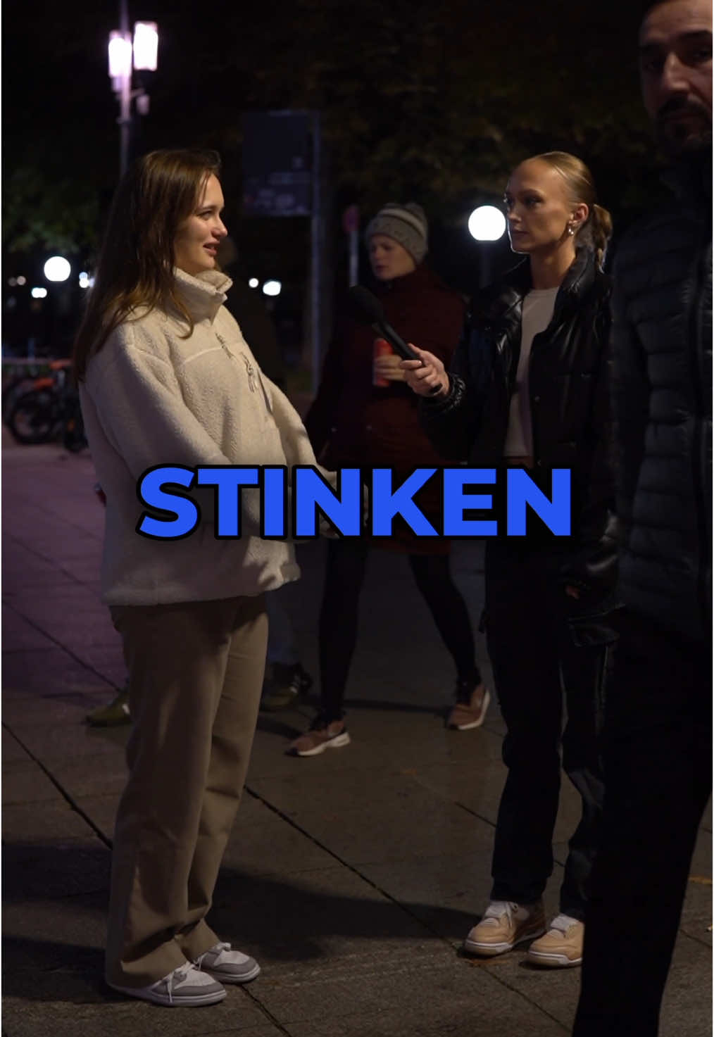 🌟Einblicke in Rauchen und Dampfen!** 🚭💨   👤 **Interview mit einer Nicht-Raucherin**:   In dieser Episode teilen wir die Gedanken einer Person, die sich bewusst gegen das Rauchen entschieden hat. Was sind ihre Beweggründe und wie sieht sie das Dampfen? 🤔   👉 **Themen, die wir ansprechen**:   - **Gesundheitliche Überlegungen**: Warum Zigaretten für sie ein No-Go sind und wie der Geruch ihren Eindruck beeinflusst. 🚫   - **Umgang mit Rauchern**: Wie sie mit Freunden umgeht, die rauchen, und ihre Empfindungen dazu. 🤷‍♀️   - **Dampfen vs. Rauchen**: Ihre Meinung zu Vapes und ob sie diese als angenehmer empfindet. 💨✨   💬 **Wir möchten eure Meinungen hören!** Habt ihr ähnliche Erfahrungen gemacht oder Gedanken dazu? Lasst es uns in den Kommentaren wissen! 👇❤️   🔍 **Folgt uns für mehr Inhalte über Dampfen, Gesundheit und bewusste Entscheidungen!**   Wir sind euer Vape Store, der sich für Aufklärung und verantwortungsbewussten Konsum einsetzt! 🌈✨   #vape #Interview #Gesundheit #Evaporé #Aufklärung #straßenumfragen #Stuttgart #Rauchen #Zigaretten #ezigaretten #Rauchfrei #evapore 