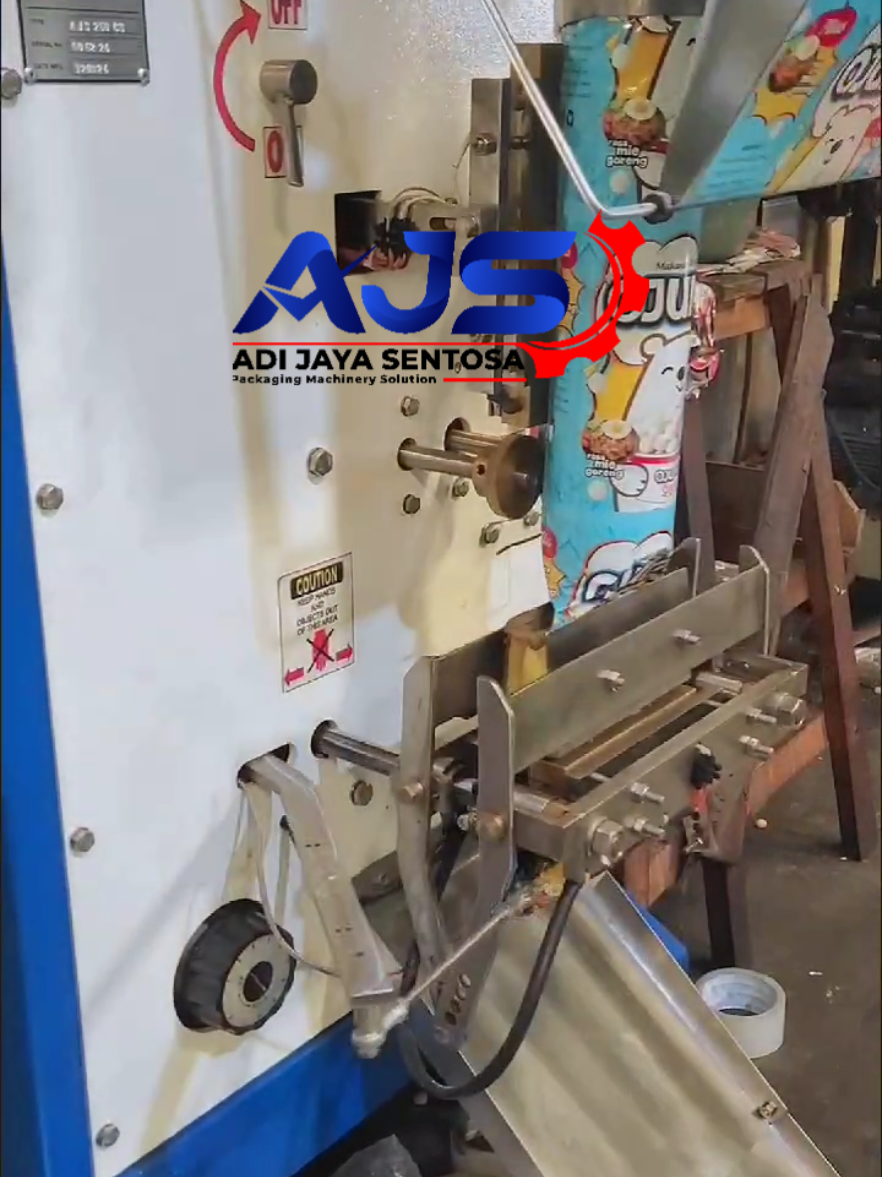 Juara nya Mesin Pengemas Snack Otomatis , Karya Anak Bangsa  Mesin packing snack merupakan mesin packing otomatis yang digunakan untuk mengemas makanan ringan atau snack dalam kemasan sachet secara otomatis.Mesin packing keripik otomatis merupakan mesin pengemas otomatis yang digunakan untuk mengemas keripik atau makanan ringan lainnya secara otomatis dan cepat. . . . . Lagi juara memang terbaik gak ngunu ta @Royhan Ni amillah @Pusma Shakira #mesinpackingkeripik #mesinpackingmakanan #mesinpengemassnack  #mesinkemasansnackmurah #mesinkemasansnack #mesinkemasansnackotomatis #fypシ゚ #fyp #juara #laguviral #terbaik  #lagujuara #pusmashakiraofficial #baksomasroy #masroymafiagedang #cucubaksopakkus #snack #jajan #keripik #pilus #snackozuma #ozuma #kacang #mkaaroni #jajananviral 
