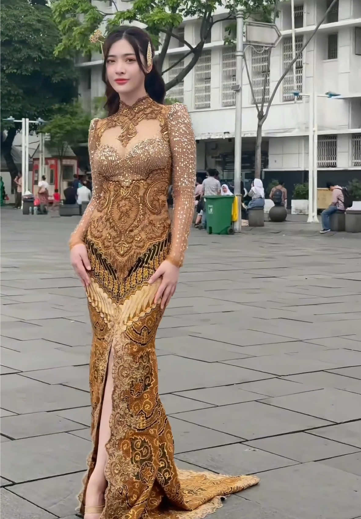 Street reaction di Kota Tua pakai Kebaya Jawa. Ada yg tau bedanya kebaya Jawa dengan adat lainnya hayo? #fyp #peoplesreactions #darasarasvati 
