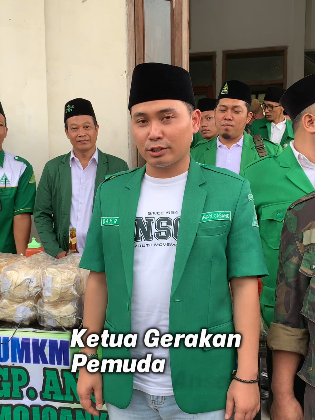 Ansor harus melakukan perluasan gerakan dalam ruang khidmah, salah satunya di bidang ekonomi. Ansor akan terus mendukung, upaya penguatan aktivitas ekonomi kader, untuk kesejahteraan kader dan masyarakat secara luas. Kali ini saya berada di Stan UMKM PAC GP Ansor Kecamatan Mojoanyar yang menjual berbagai produk makanan, diantaranya ada kopi, krupuk gadung, kripik singkong, telut asin, krupuk petulo, met-met, bakso dan masih banyak lagi lainya. Semua produk ini khas dan asli Kecamatan Mojoanyar. Untuk yang ingin pesan silahkan hubungi : 085648895473 Dukungan ini menjadi langkah bersama membangun toleransi ekonomi, kemanusiaan ekonomi dan pemerataan ekonomi untuk semua masyarakat, termasuk bagi pengusaha-pengusaha UMKM. Terlebih bisa menjadi upaya mencapai target pertunbuhan ekonomi sebesar 8 persen yang digagas oleh Pemerintahan Prabowo-Gibran. Belilah produk karya anak bangsa! #gusbaha #mojokerto #umkm #ansor #gerakanpemudaansor #pemuda #mudamendunia 