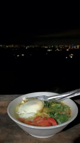 Cuaca pas untuk menikmati semangkok indomie plus telor #bukitpelangi #puncak #gununggeulis #wisatabogor #wisatapuncak #puncakhits 