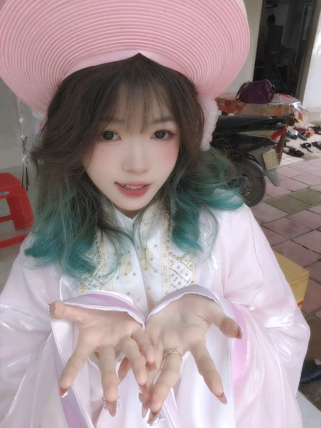 Năm mới vui vẻ nha cả nhà:3 nay em sủi live, mai em live về cha hehe