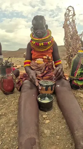 Meet the Turkana Grandma preparing the Sour Milk#tribalfood#Turkanalife🇰🇪 #kuriantiktoker🇰🇪🇹🇿 #iam_boke🇰🇪🇹🇿 #foryou #goviral 