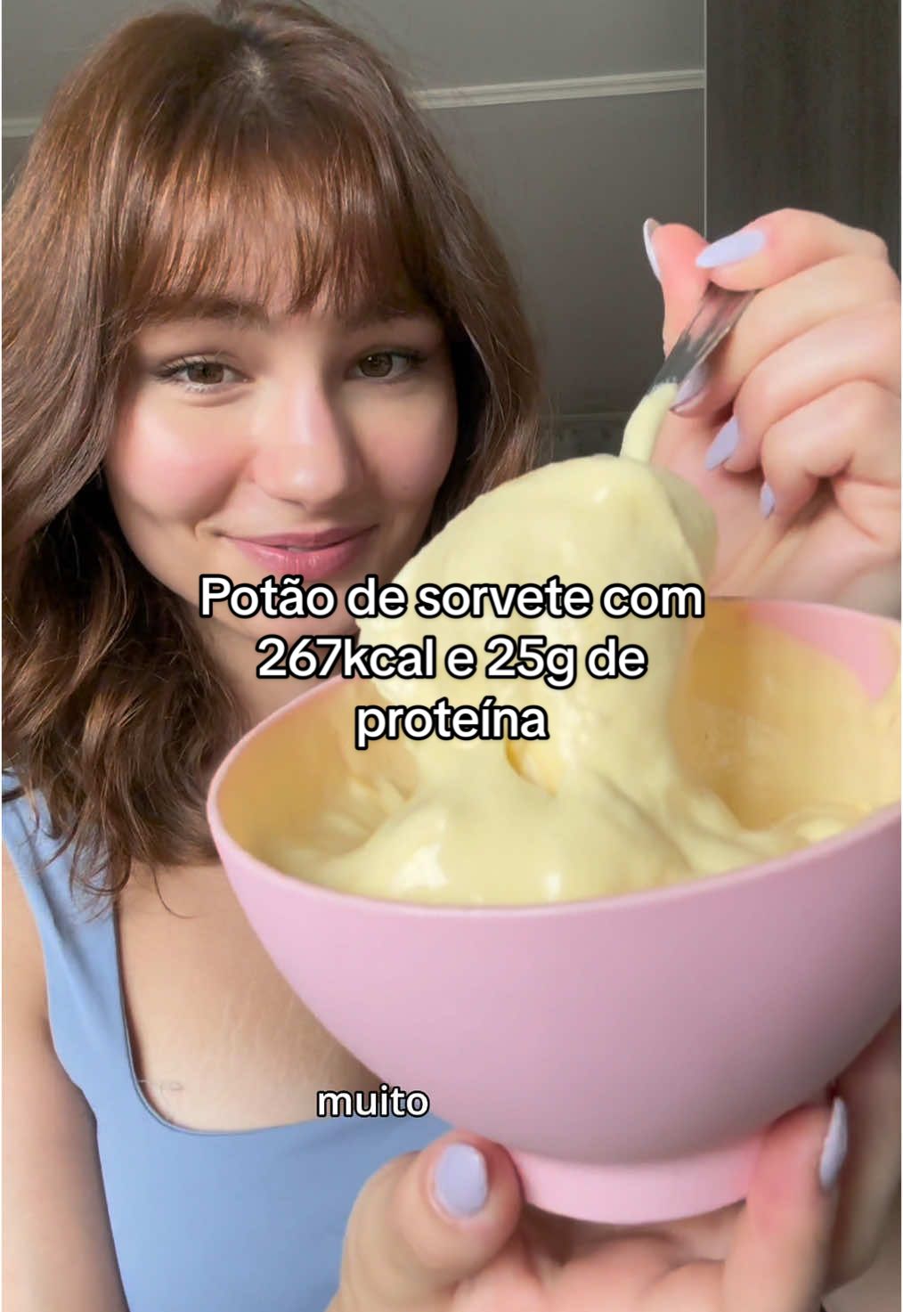 Potão de sorvete com menos de 270kcal perfeito pra esse calor! Ingredientes: 200g de manga Uma dose de whey Usei o de leite condensado da @adaptogen.oficial que fica perfeito nessa receita. Cupom 🏷️MADUFIT pra ter 15% de desconto nas suas compras no site Macros: P: 25g C: 38g G: 2,7g