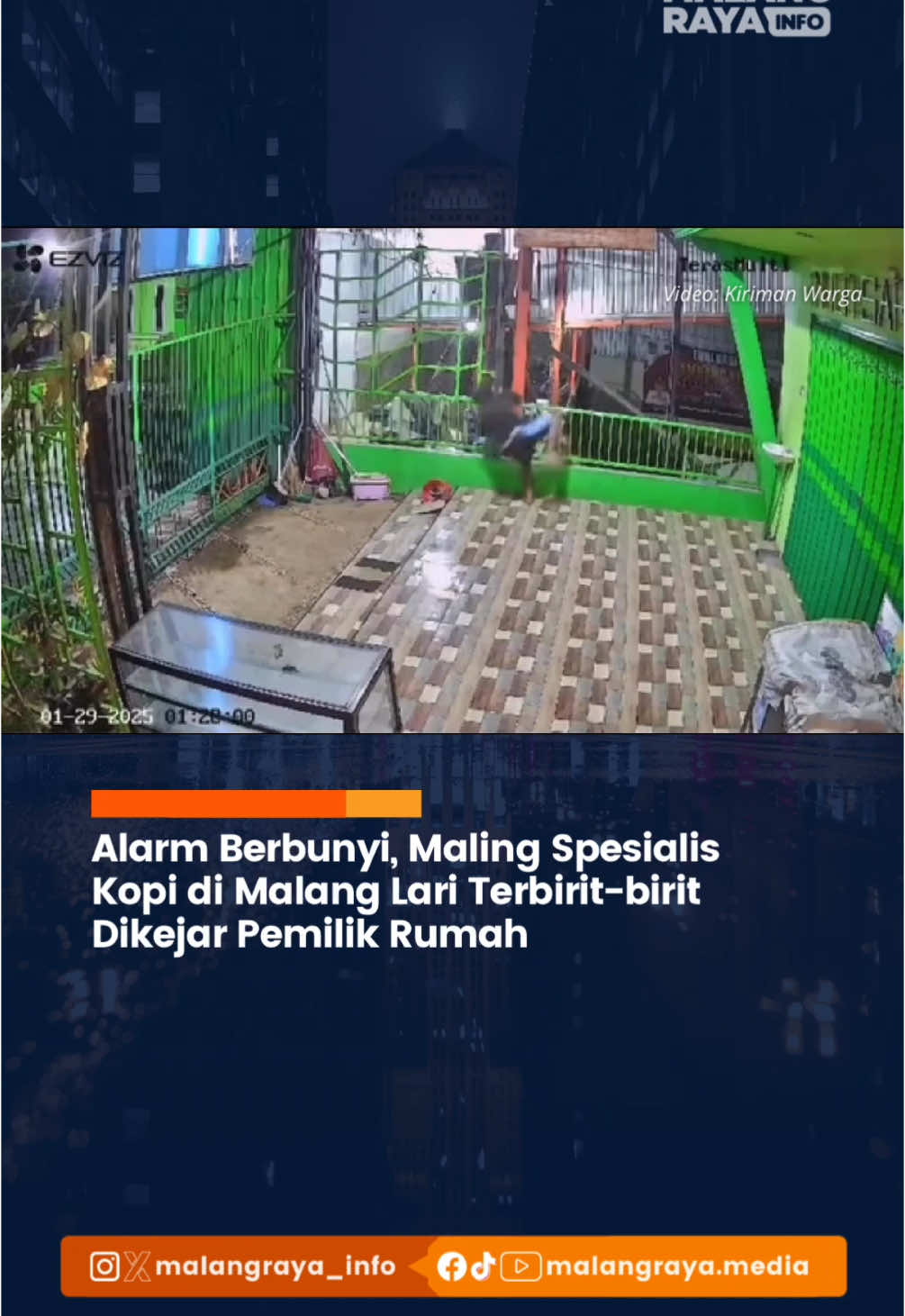 MALANG - Seorang pria terekam CCTV berusaha melancarkan aksinya di rumah pengepul kopi di wilayah Gampingan, Sumbertangkil, Tirtoyudo, Kabupaten Malang pada Rabu (29/1/2025) dini hari. Aksi pencurian ini bukanlah yang pertama kali terjadi di lokasi tersebut. Berdasarkan rekaman CCTV yang diterima redaksi, pelaku terlihat melompat pagar rumah dan masuk ke dalam. Namun, aksinya terhenti ketika alarm CCTV berbunyi. Pemilik rumah yang mengetahui hal tersebut langsung mengejar pelaku hingga akhirnya pencuri tersebut kabur. Sebelumnya, pada tanggal 22 Januari 2025, kejadian serupa juga terjadi di rumah yang sama dengan ciri-ciri pelaku yang hampir mirip. Saat itu, pencuri berhasil membawa kabur satu sak kopi. Meskipun aksi pencurian ini sudah dua kali terjadi, pemilik rumah mengaku belum melaporkan kejadian tersebut ke pihak kepolisian. 