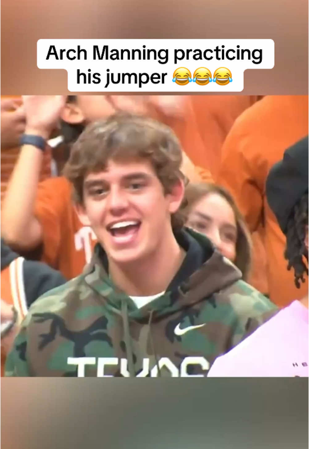 Not a bad form by #ArchManning 😂🏀 (via darbyjobrown/X) #cfb #basketball #texasfootball 