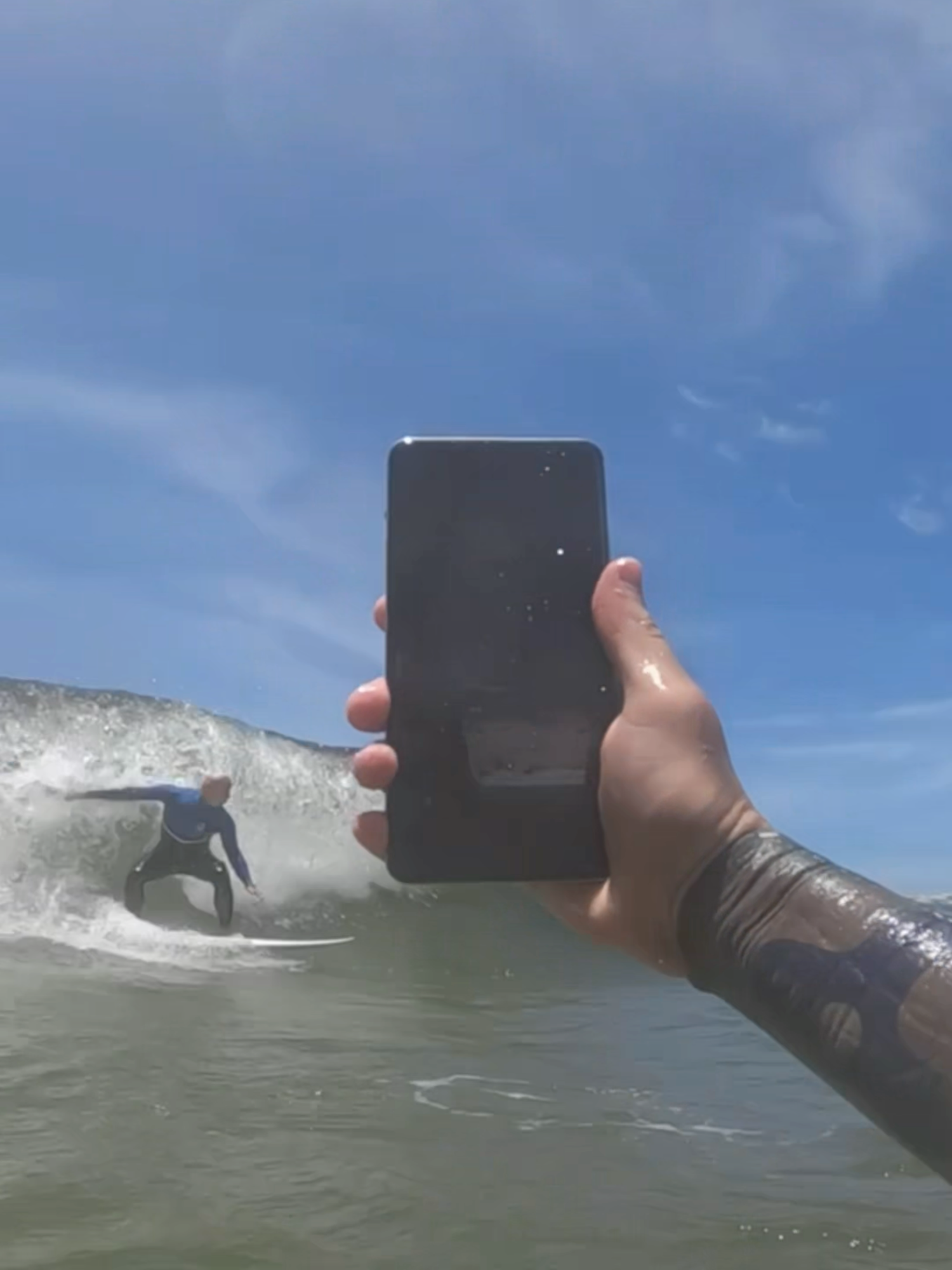 Que tal levar o realme GT 7 Pro para um dia de #surf ? 🏄‍♂️ O @luccabiot fez isso... E o resultado é impressionante, pois o #realmeGT7Pro vem com uma combinação de câmeras flagship da Sony, o mais avançado processador do mundo e resistência IP69 contra água. Ficou curioso? Dá uma olhada em nosso feed! 👀👀 #First8EliteFlagship #realme #MakeItReal #DarkHorseOfAI