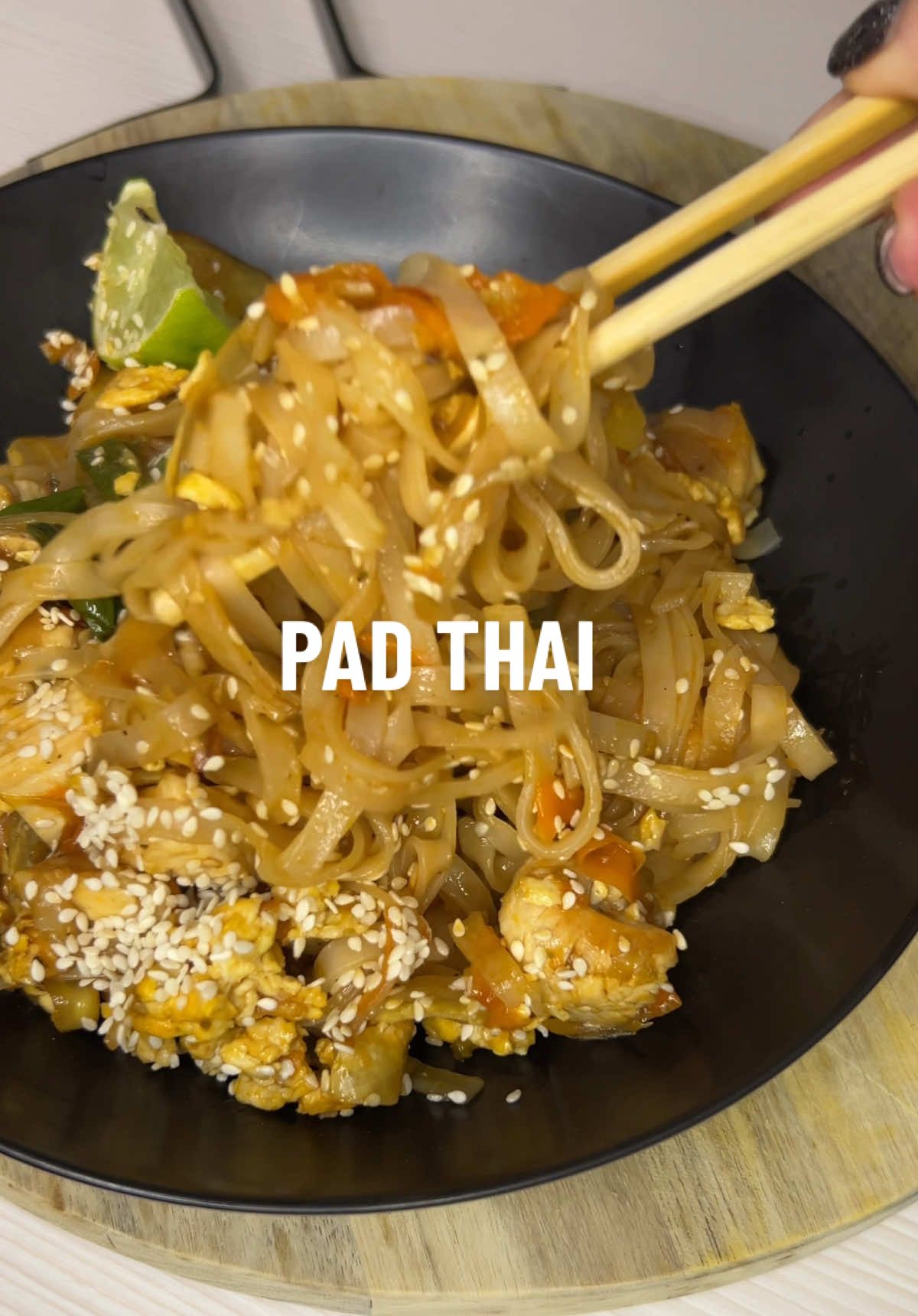 Ezt a pad thai-t IMÁDNI fogod! 🤯 Gyors, egyszerű és elképesztően finom! 🥢 Ki kóstolná meg? 👀👇  Hozzávalók : - egy zacskó rizstészta - 0,5kg csirkemell  - só,bors,chili - 2 fej vöröshagyma - 1 répa  - 2 szál zöldhagyma  - 2 tojás  - 2 ek szójaszósz  - 1 csomag padthai szósz (házilag is el tudjatok készíteni)  - tálaláshoz szezámmag/mogyoró és lime  #PadThai #GyorsRecept #Foodie #Foodie #FoodTikTok #Homemade #EasyRecipe #QuickMeals #Yummy #FYP #Viral #Trending #FoodLover #RecipeOfTheDay