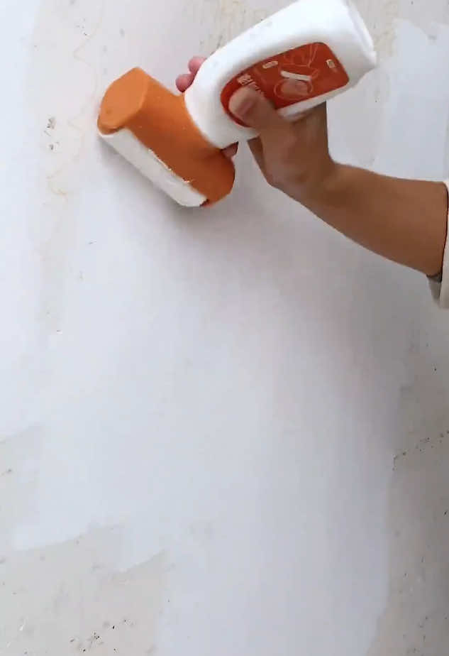If the wall is dirty, just use a paint roller to paint it, which is convenient and quick#lifetips #PaintItNew #HomeUpgrade #RenovateWithEase #RenovateWithEase #wallrepair #PaintLikeAPro #FreshWalls #PaintHacks 