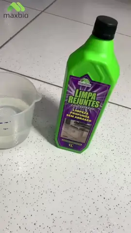 Limpa Rejuntes da Maxbio é um produto indicado para limpeza profunda, desincrustação e clareamento de rejuntes em pisos cerâmicos, porcelanatos e revestimentos em geral. Sua fórmula agi facilmente na superfície exigindo menos esforço de esfregação e garantindo um resultado impecável aos seus rejuntes, experimente! #ambienteperfeito #qualidade #maxbio #limpezaeficiente #fyp #limpezapesada