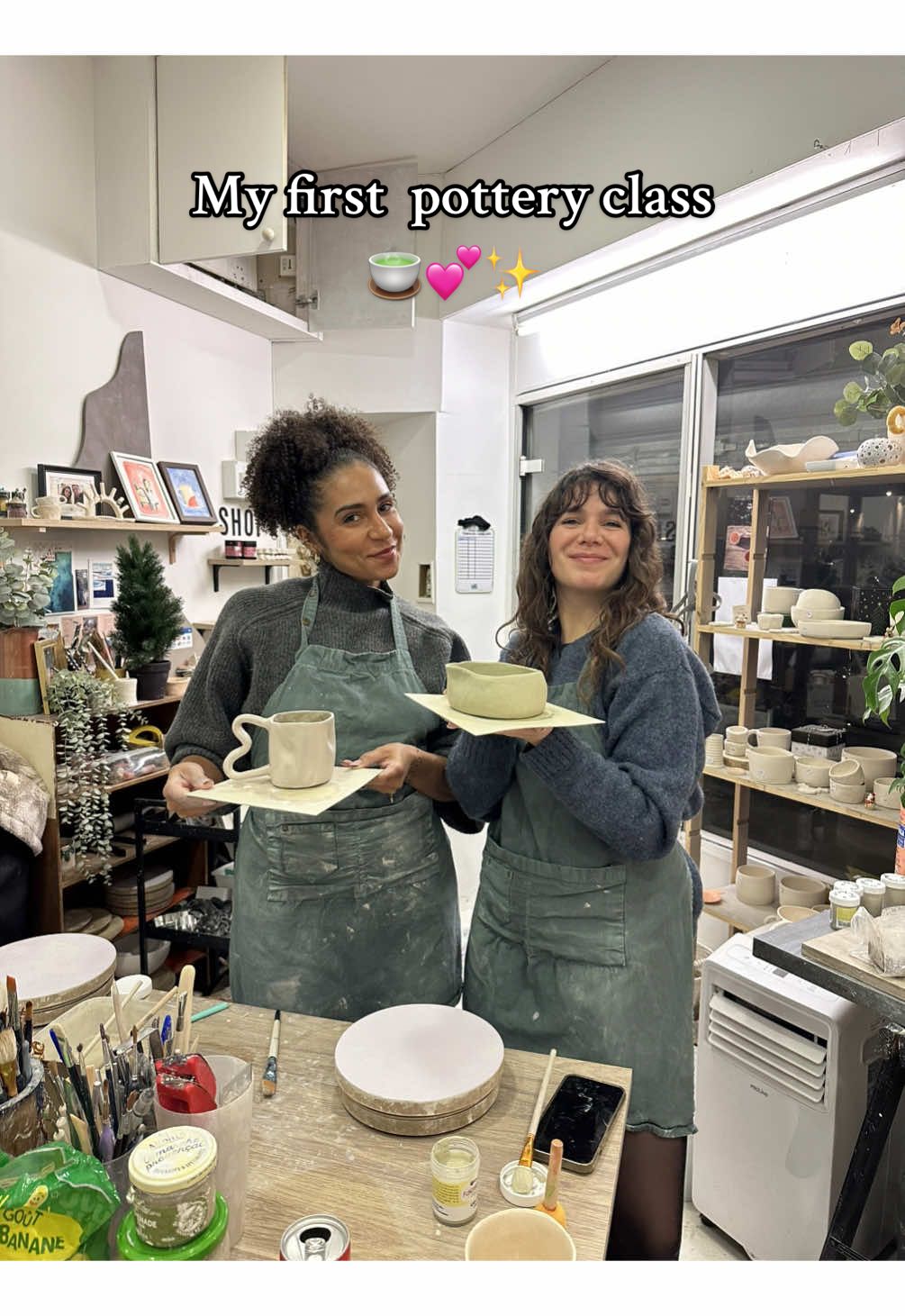 Entre concentration et fous rires, on a mis les mains dans l’argile (et un peu partout ailleurs) ! ✨ Première expérience en poterie modelage, et franchement… j’ai adoré ! Un moment hyper apaisant, créatif et satisfaisant. Qui aurait cru que tripoter de la terre pouvait être aussi relaxant ? 😍 Maintenant, reste plus qu’à voir si nos chefs-d’œuvre survivent à la cuisson… Suspense ! 🔥😆 #Poterie #Modelage #Pottery #DIY #Artisanat #MomentCréatif #Détente #Ceramics #FaitMain #Handmade #LoisirCréatif @elodiesz  