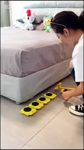 Vous avez du mal à bouger vos meubles lourds ? Fatigué(e) de rayer votre sol en essayant de les déplacer ? Nous avons la solution parfaite pour vous !   ✅ Facile à utiliser : Placez simplement le levier sous l’objet à soulever, insérez les patins et faites-le glisser en douceur.   ✅ Conception ultra-résistante : Supporte de lourdes charges sans risque d’endommager votre sol.   ✅ Idéal pour tous les meubles et appareils électroménagers : Canapés, armoires, machines à laver… Rien ne lui résiste !   ✅ Protège votre dos : Plus besoin de forcer ni de risquer une blessure.
