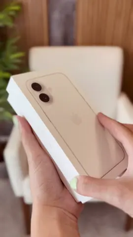 E esse iPhone 16 na cor branca?🤩 Qual a sua opinião sobre o último lançamento da Apple?👇🏻 Deixa aqui nos comentários  #iphone #viral_video #dicasiphone #apple #iphone16 #brasil🇧🇷 #mulherdepreso🔓🕊👫💍 #viral_video 