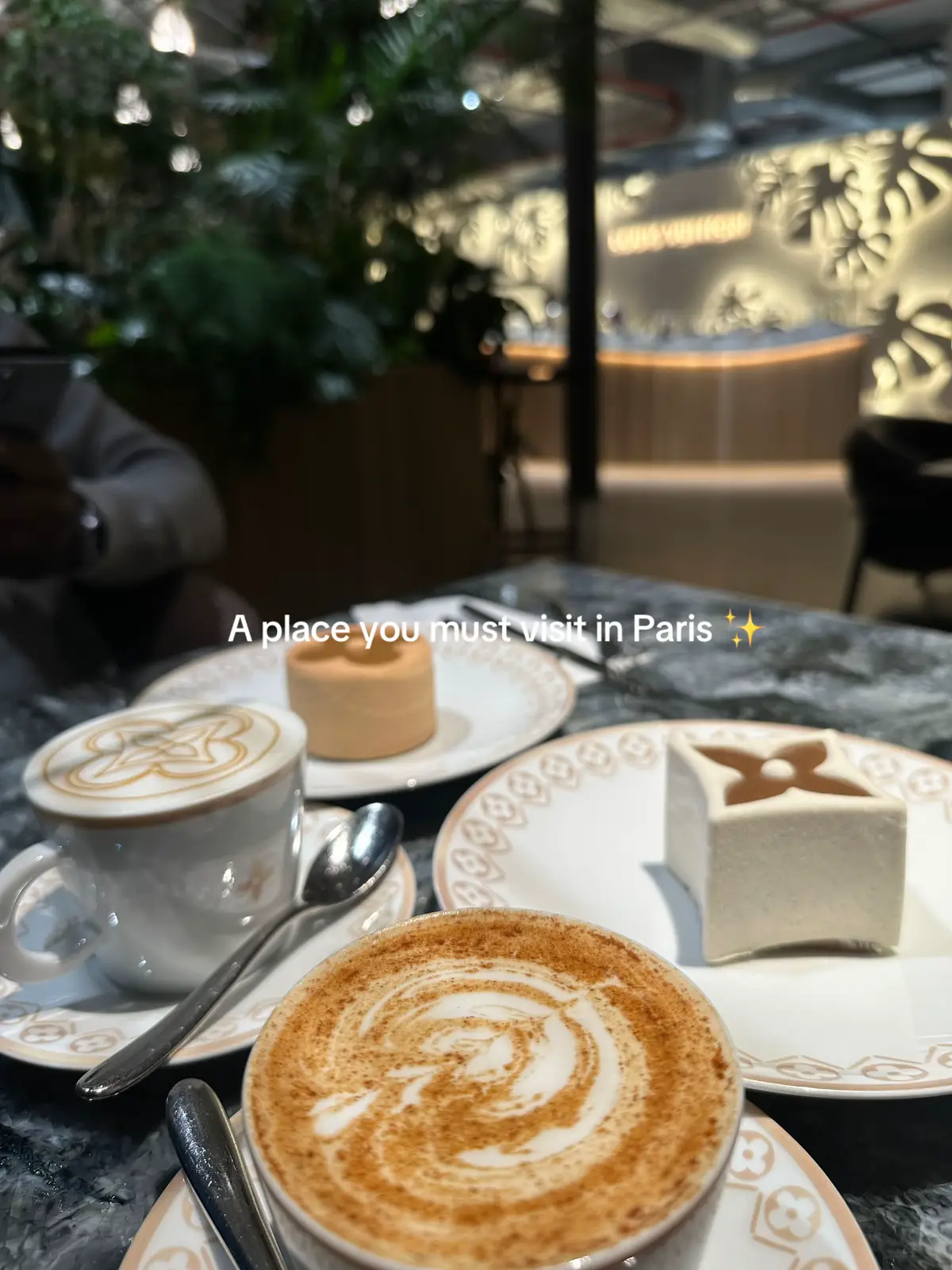 #teamwork #creatorinsights #travelparis #paris #louisvuitton #coffeeshop #bonneadresseparis #traveltiktok #paris #maximefrederic #trendingvideo #creatorsearch #fyp #romantico 