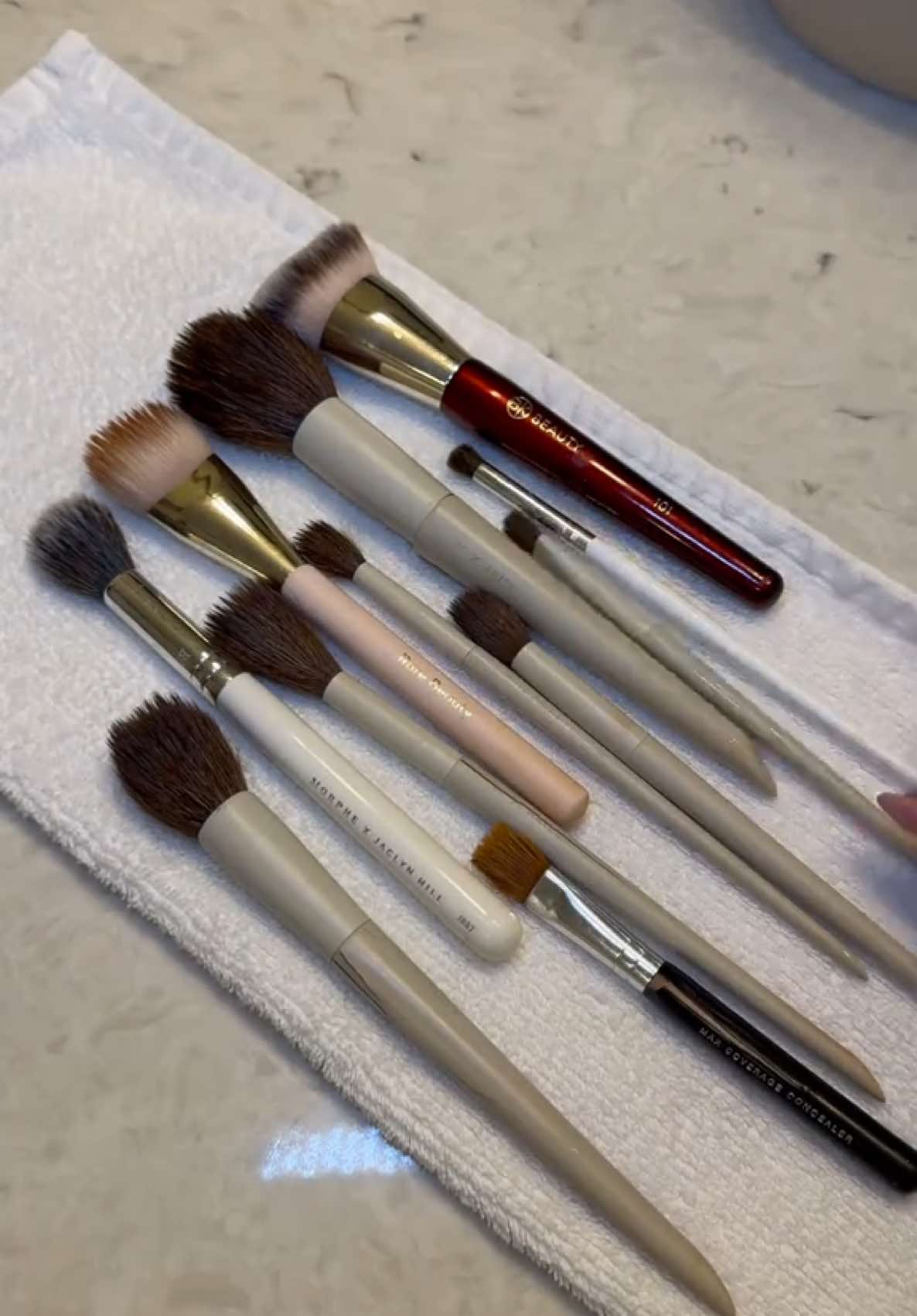 Clean makeup brushes >> ✨🧼🫧 #cleaning #cleaningmotivation #asmr #asmrcleaning #asmrsounds #motivation #makeup #makeupbrushes #brushcleaning #makeupbrushcleaning 