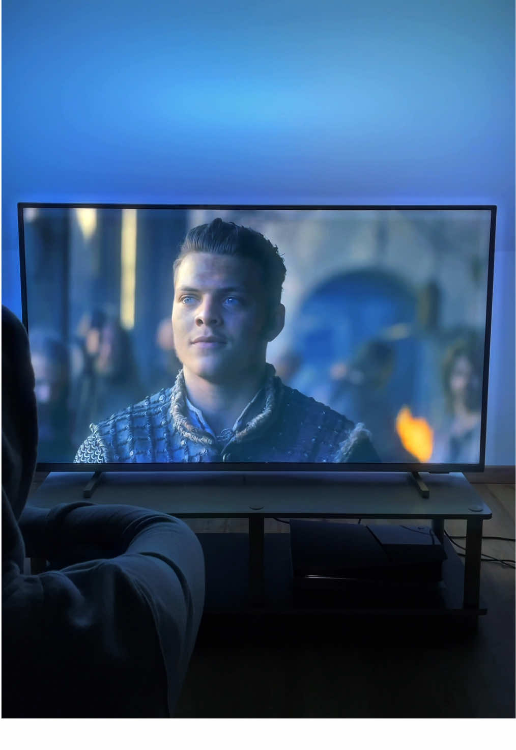 ivar shows his brothers that he can walk🫡 #vikings #viking #ivar #ivartheboneless #ivarthebonelessedit #ubbe #seriesnetflix #fyp #fyppp #pourtoi #viralvideos #viral_video #ambilightmood 