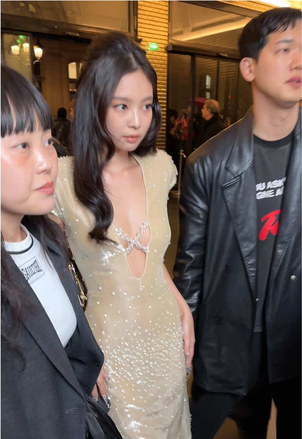 La chanteuse #Jennie a bravé la pluie parisienne pour assister au défilé @JeanPaulGaultier haute couture par Ludovic de Saint Sernin ce soir. #jenniekim #parisfashionweek #jeanpaulgaultier 