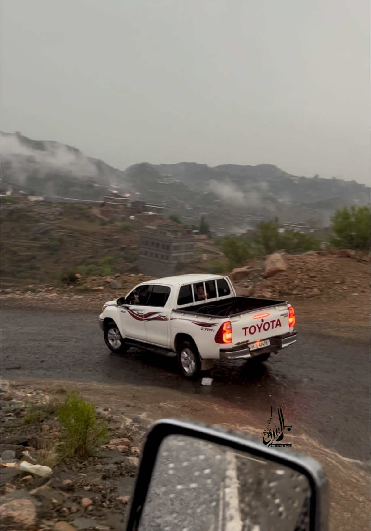 شوفو على اجواء والله تفتح النفس ليت الايام ترجع..🥹🥹🌨️🌨️ يامرسلي بالله بلغ سلامي على الذي في قشن ياخير ديره #يافع #يافع_الارض_الطيبه #اليمن #اكسبلور #foryou #يافع_الساحره_بجبالها_مناظر_خلابة 