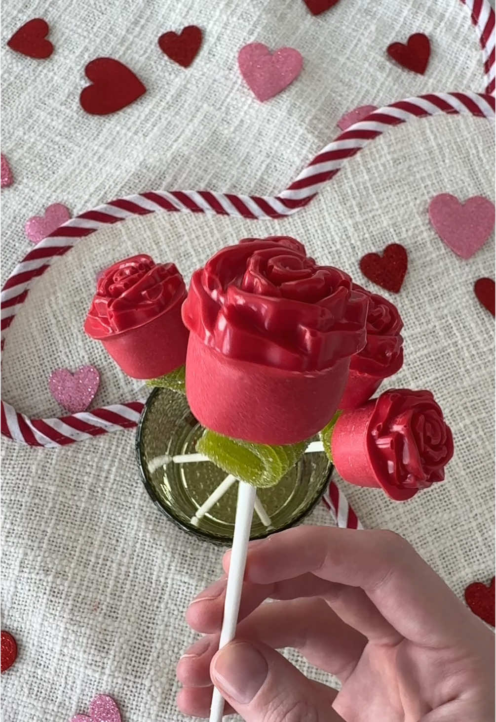 Chocolate Marshmallow Roses🥀 These fun marshmallow roses are so easy to make! You only need marshmallows, sucker sticks, red chocolate candy melts, and green sour candy strips. Perfect for Valentine’s Day✨.  #EasyRecipes #marshmallows #marshmallowroses #valentines #ValentinesDay #valentinescrafts #valentinestreats #vday #galentines #galentinesday #trending 