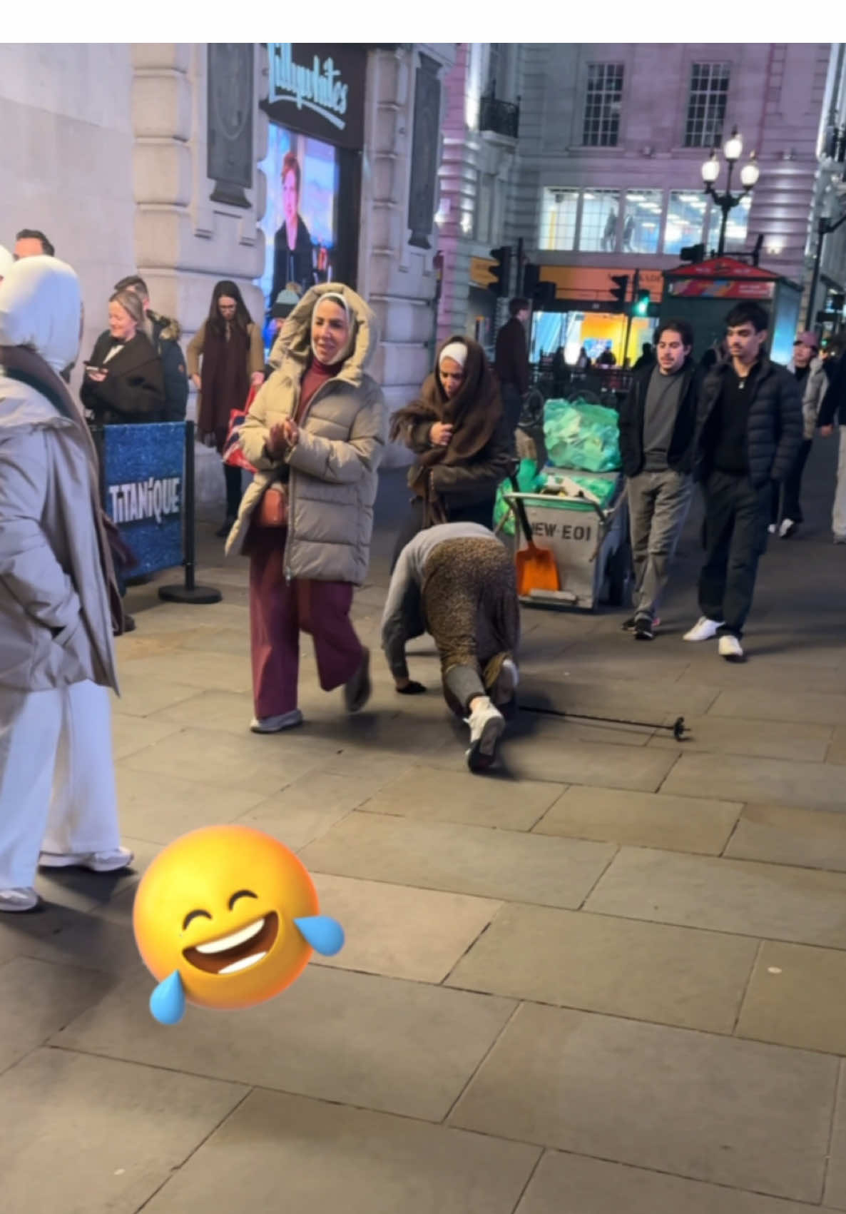 Granny prank 😂😂#fyp #foryoupage❤️❤️ #oldwoman #grandma #prankvideo #viral_video 