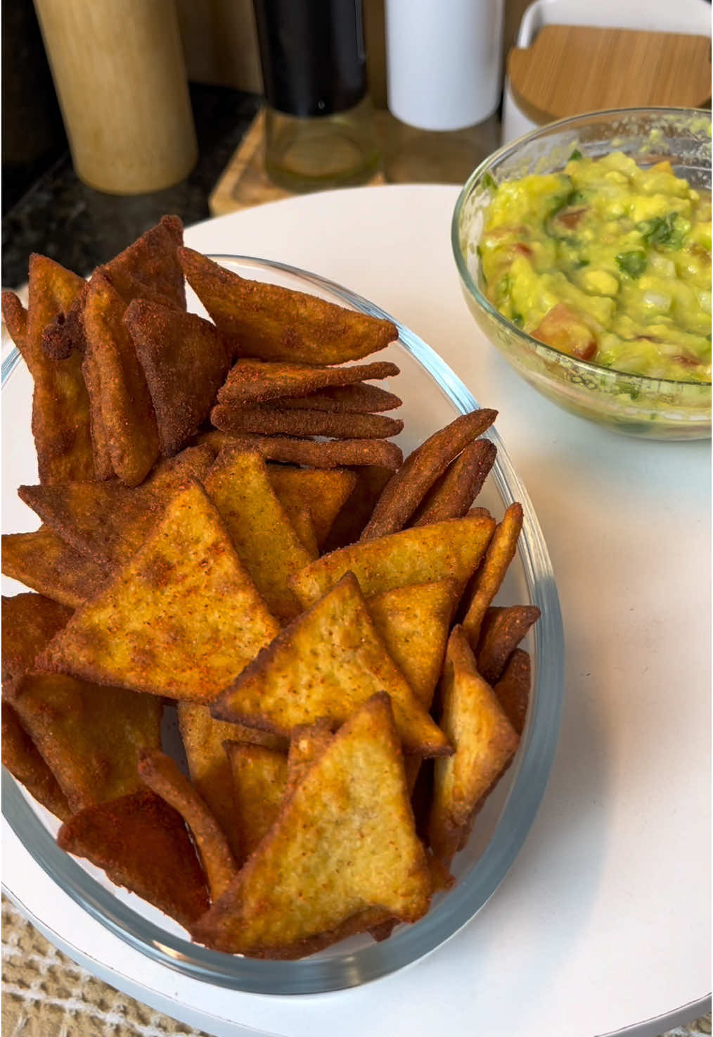 Doritos caseiro- Ficam bem crocantes  Ingredientes:  1/2 xícara de farinha de milho ( normal normalmente vende ela mais grosseira no mercado, é só bater no liquidificador para deixar mais fina)  1/2 xícara de farinha de trigo  1 ovo  1 sazon de carne  1/3 de água  Páprica defumada a gosto  Quanto mais abrir a massa com o rolo mais crocante vai ficar seus Doritos 😋 . . . #receita #receitafacil #doritos #salgado #salgadinho #crocante #comer 