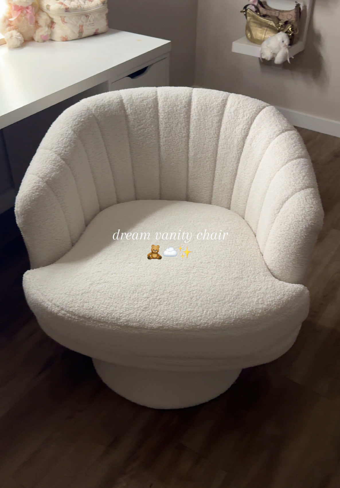 its perfect 😭💗 @HAO Furniture Market  #vanitychair #swivelchair #dreamchair #Home #homefinds #homedecor #cozyhome #homeinspo #roomdecor #roominspo #cozyroom #chair #accentchair #tiktokshophomefinds #aesthetic 