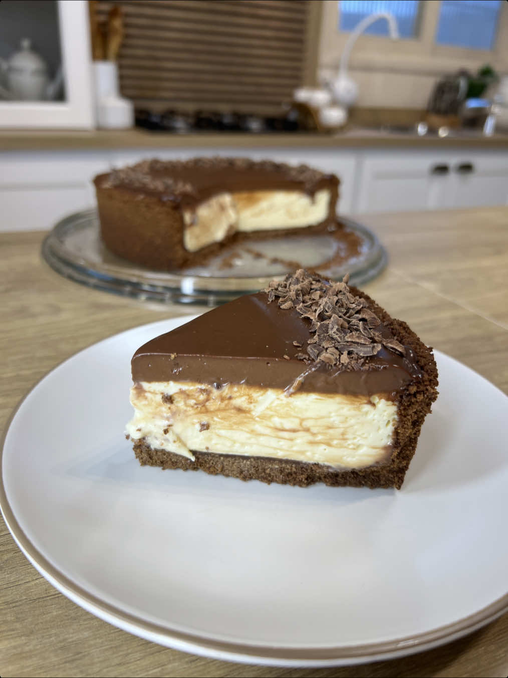 Torta de maracujá com chocolate é delícia demaissss 300g de bolacha maisena 150g de manteiga derretida 1/2 xícara de chocolate em pó (usei 50% cacau) Mousse 1 leite condensado (395g) 2 creme de leite (200g cada) 1 xícara de leite em pó 1 xícara de suco CONCENTRADO de maracujá (250ml) Ganache 2 barrinhas de chocolate meio amargo (80g cada) 1 caixinha de creme de leite Minha xícara tem 250ml. Forno pré aquecido à 180g de 15 a 20min. Fica de olho pra não queimar. Cobre com o mousse e leva pra geladeira pra firmar bem por no mínimo 4 horas, eu deixei de um dia para o outro. Depois cobre com ganache e geladeira de novo um pouquinho só pra firmar o ganache. Marca quem é louco por essa combinação 😮‍💨#receita #chocolate 