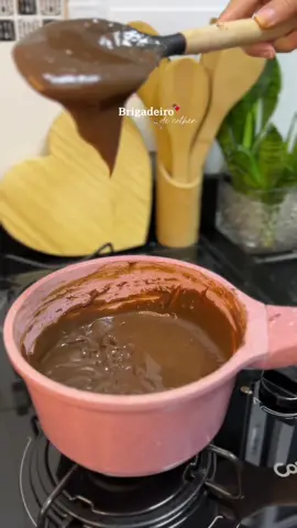 o doce oficial da tpm 🍫🥄🫶🏽 #confeitaria #brigadeiro #brigadeirofacil #brigadeirodecolher #receitadebrigadeiro #comofazerbrigadeiro #foryoupage #sobremesa #fyp 