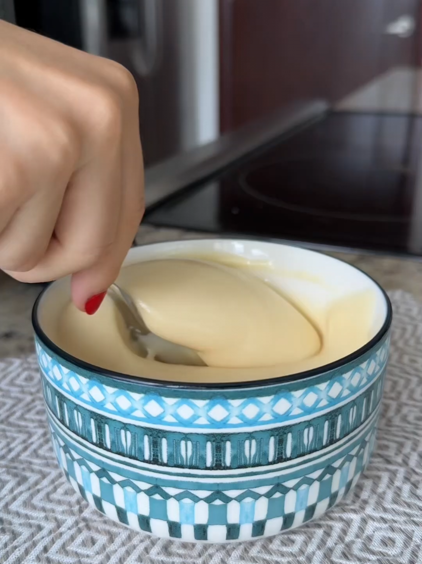 Com só 2 ingredientes! 💛Você vai precisar de:  1 litro de leite integral  300g de Açúcar Refinado (Aprox. 1 xícara e 1/2 de chá) Tempo de preparo: em média 1h de cocção + tempo de descanso na geladeira. Rendimento: 450 gramas. Modo de preparo: 1. Em um panela, acrescente o leite e o açúcar. Leve ao fogo médio e mexa suavemente até reduzir a mistura e chegar no ponto em que ensinei no vídeo. 2. Transfira para uma vasilha e bata com o auxilio de uma batedeira de 3 a 5 minutos, até que fique mais encorpado e brilhante. ✨ Se não tiver batedeira, pode bater no liquidificador também. 3. Transfira para uma vasilha com tampa e deixe terminar de esfriar na geladeira por um período de 30min a 1 hora. Utilize como preferir nas suas receitas! Aproveita!  Quando fizer me conta? 💛 #receita #brigadeiro #chocolate #doces 