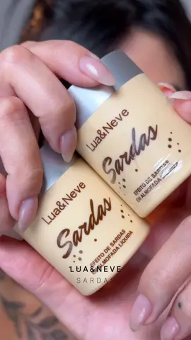 Já encaminha pra amiga que ama sardinhas! @lua.e.neve tem esse produto perfeito pra fazer sardas, depois que sela a pele com o pó ele não se move, então você consegue esfumar bem até atingir a pigmentação que gostaria! Disponível em 2 tons! #luaeneve #sardasfake #sardas 