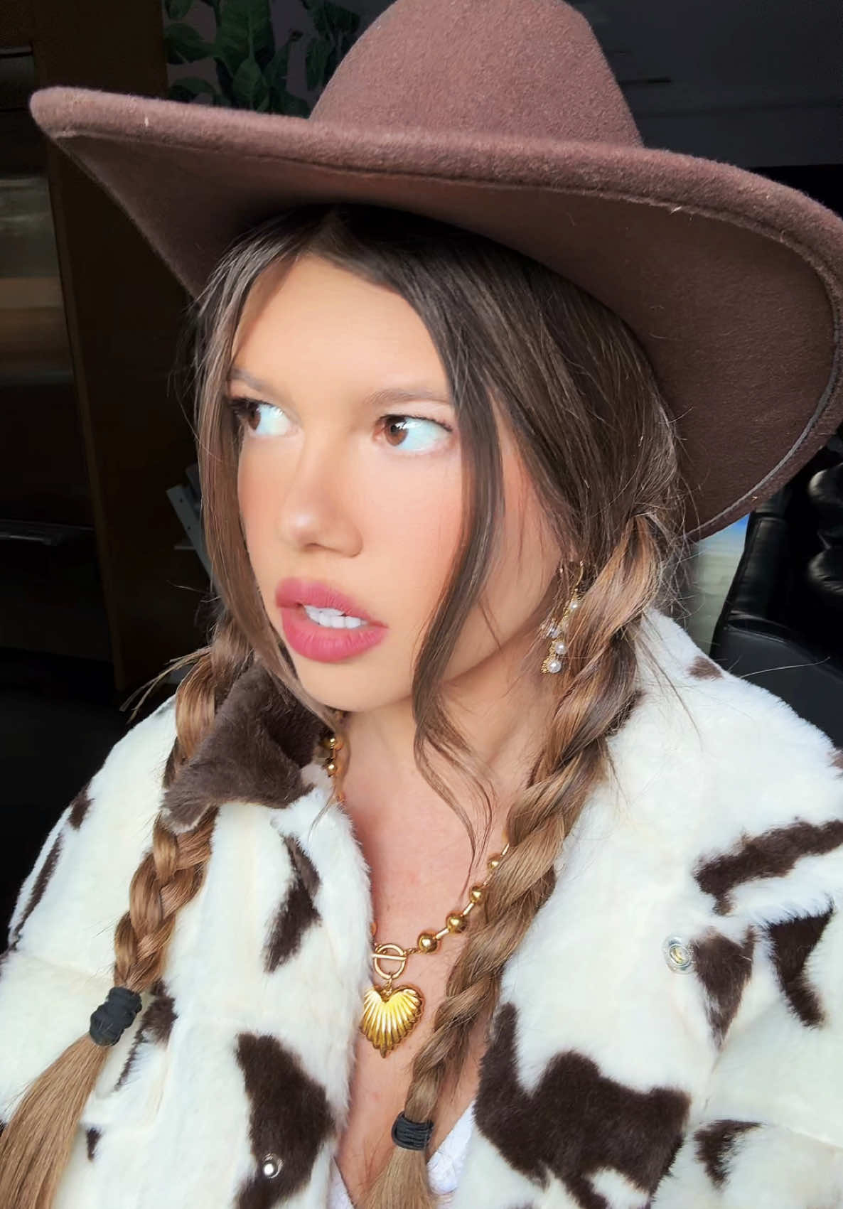 😂😂😂😂 bitch #wtf ??? #fyp #foryou #chanelwestcoast #singer #funnyvideo #goofy #tiktokfun #ridiculousness #mtv #influencer 