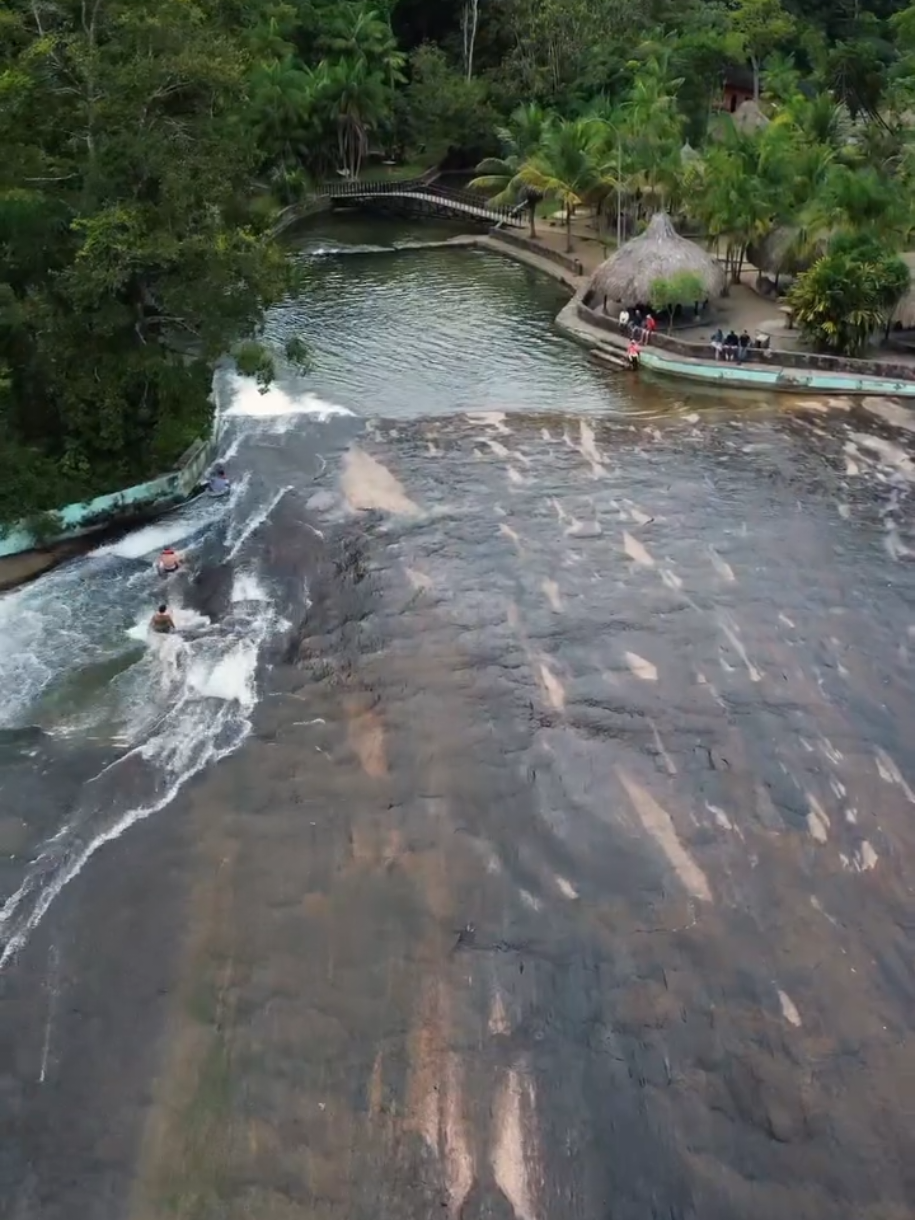 By📽&📝@Rubén García El Tobogán de la Selva es uno de los mejores atractivos turísticos del Estado Amazonas. Una larga pendiente que termina en una piscina natural con un río y un suelo que resbala es todo lo que hace falta para disfrutar en grande esta maravilla natural. 🇻🇪🌎 #turismovenezuela #adventure #travel #venezuela #drone #toboganes #tobogandelaselva #amazonas.