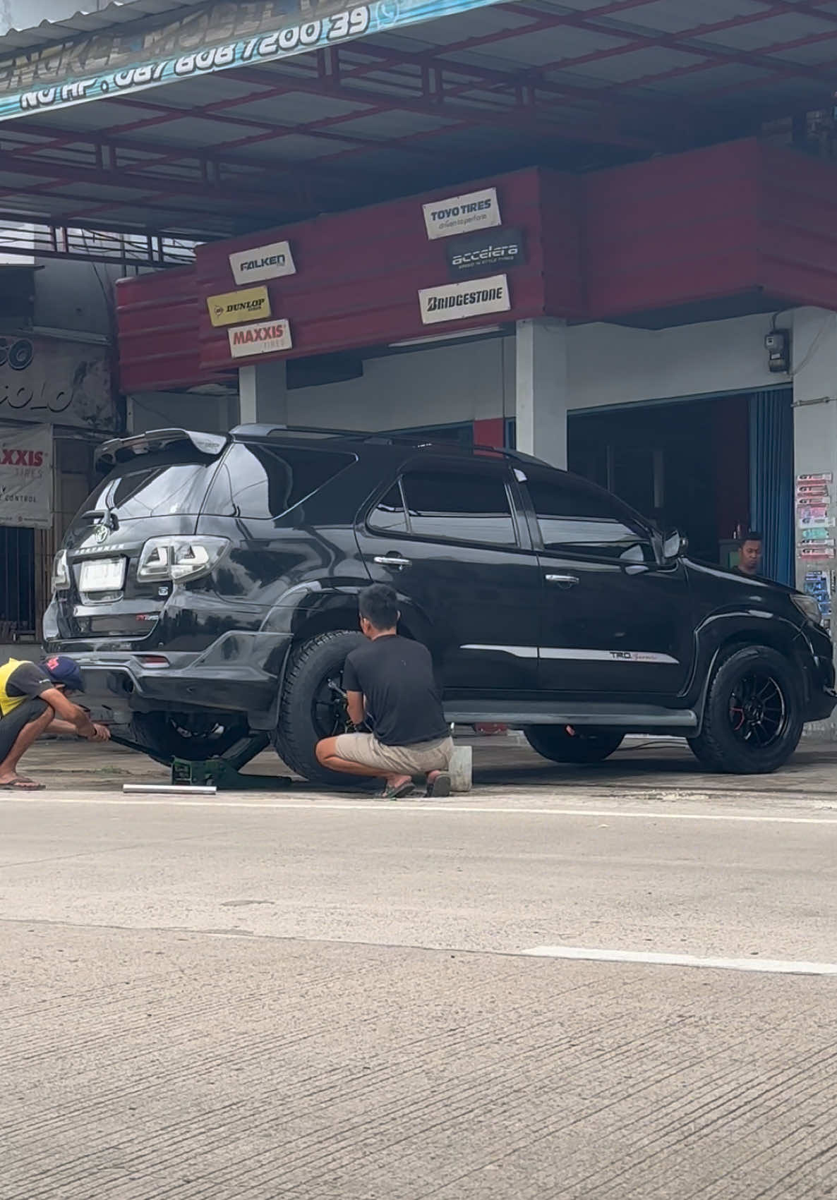 Lenso #96m r18 on #fortuner #lenso #lensov96m #venom5 #juallenso  Nuhun aa #fortunertrd #fortuner2kd #dieselgang #dieselenthusiast #2kdftv #fyp #tokovelgkece #fortunervnt #tokovelgserang #fortunermodifikasi #fortunermodified #VNVideoEditor