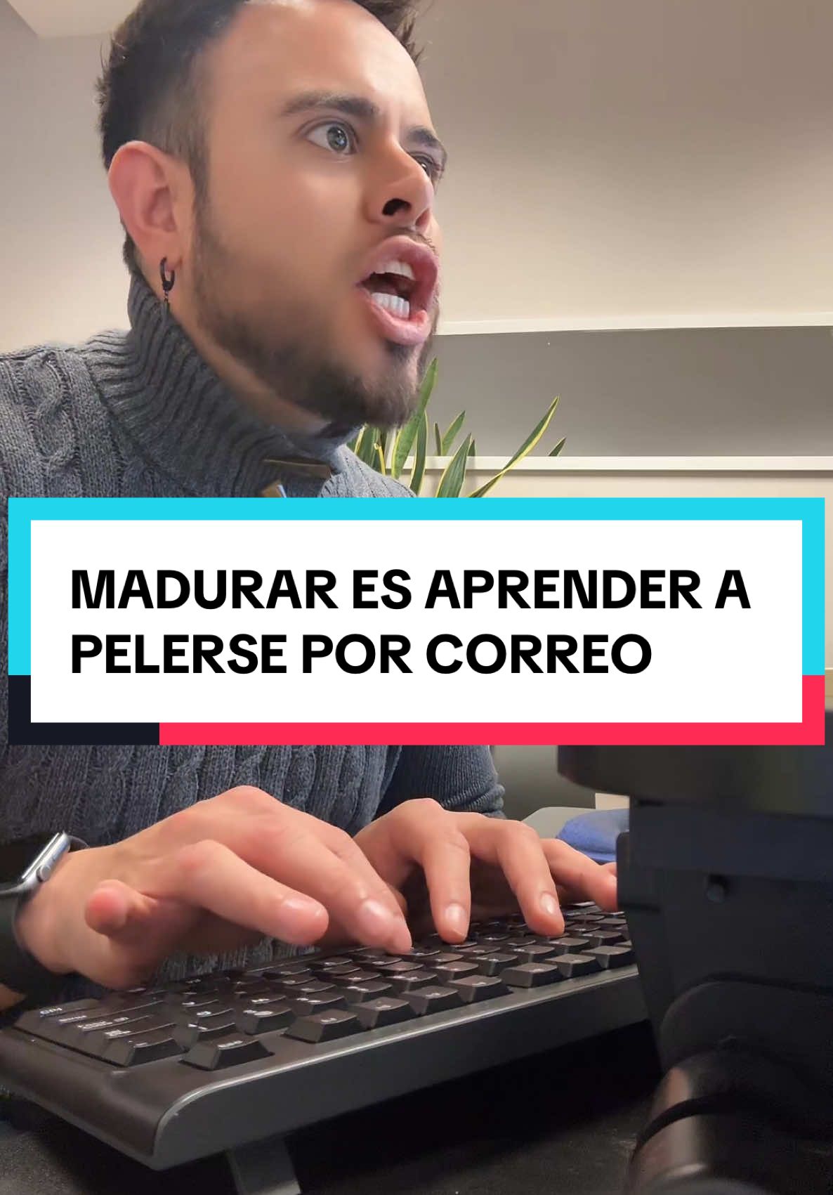 MADURAR ES APRENDER A PELEARSE POR CORREO CORPORATIVO. 🤓 ¡Saludos Cordiales! . . . . #humor #viral #parati #godinez 