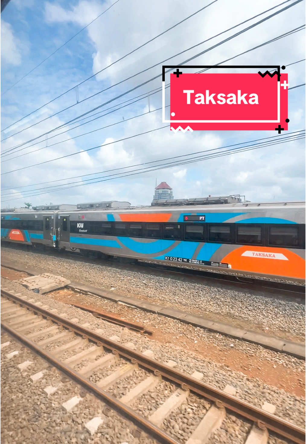 Jangan capek-capek yaa Taksaka, dua hari lagi 3 kali PP Gambir - Yogyakarta  #keretaapi #eksekutif #luxury #taksaka #newgeneration #cc206 #krl #commuterline #balapankereta #kai #railfans 