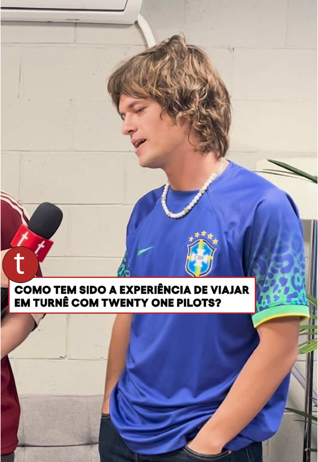 A banda Balu Brigada foi responsável por abrir os shows do Twenty One Pilots no Brasil e, em entrevista ao Tracklist, o integrante Pierre Beasley contou como tem sido a experiência de viajar em turnê com o duo. ➡️ Veja a resposta neste vídeo. Para conferir a conversa na íntegra, acesse o nosso canal no YouTube ❤️ #balubrigada #twentyonepilots #top #PierreBeasley #entretenews #TikTokNotícias #entretenimento #tiktoknews #showinternacional #show 